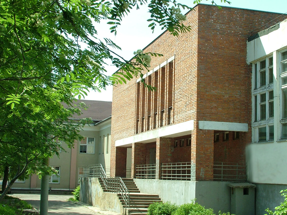 Главный вход в здание школы